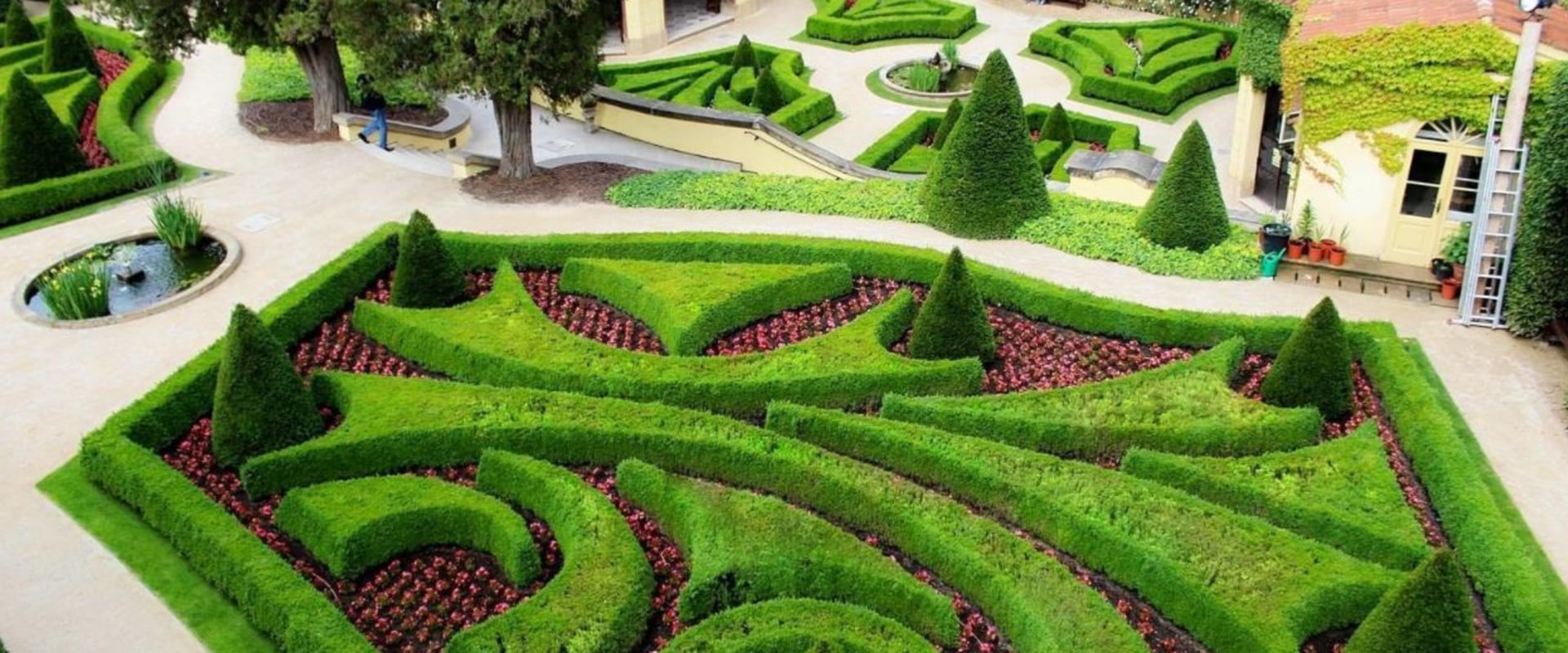 What are the cons of being a landscape designer?